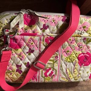 EUC Vera Bradley Tablet/IPad/Laptop zippered Quilted Bag with Strap